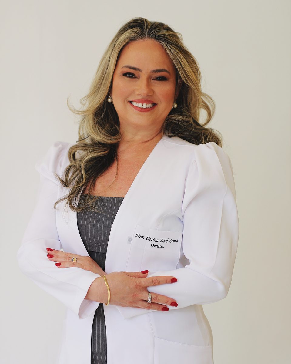 Dra. Corina Leal Costa, médica geriatra responsável pela clínica, de jaleco branco
